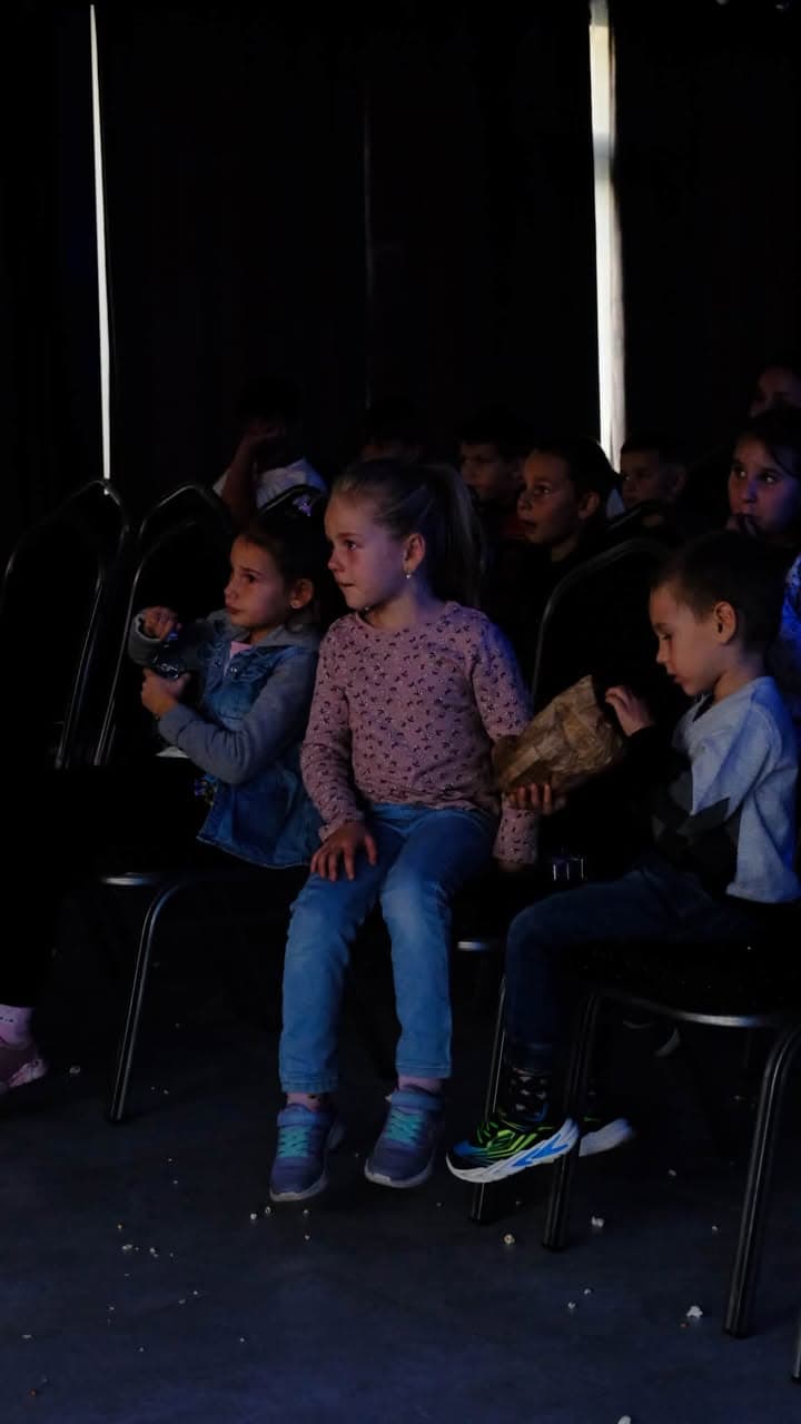 Copii pe scaune, cu popcorn