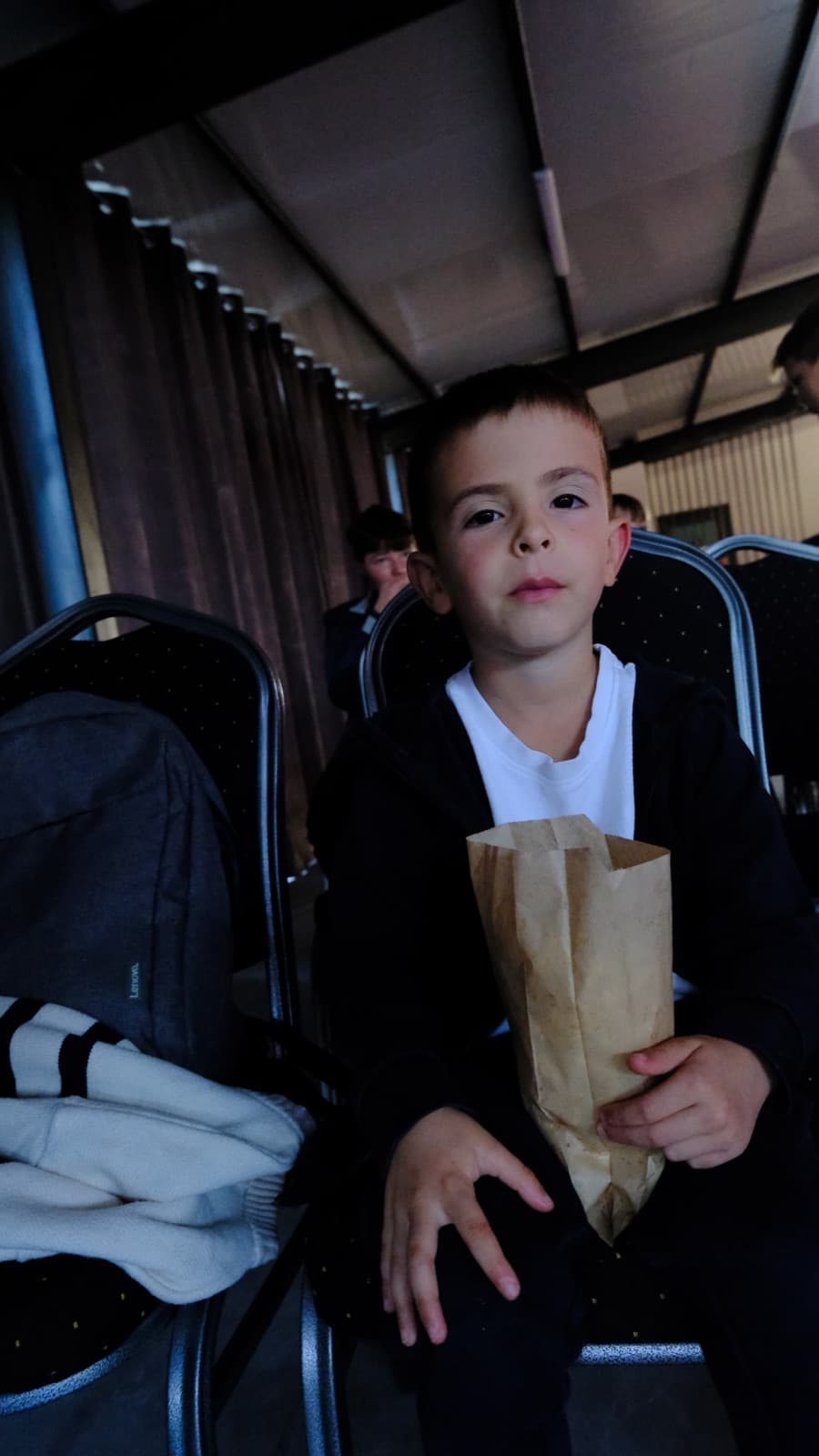 Un băiat cu punga de popcorn