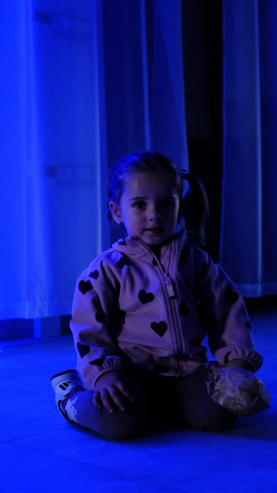 Un copil mic în lumina albastră