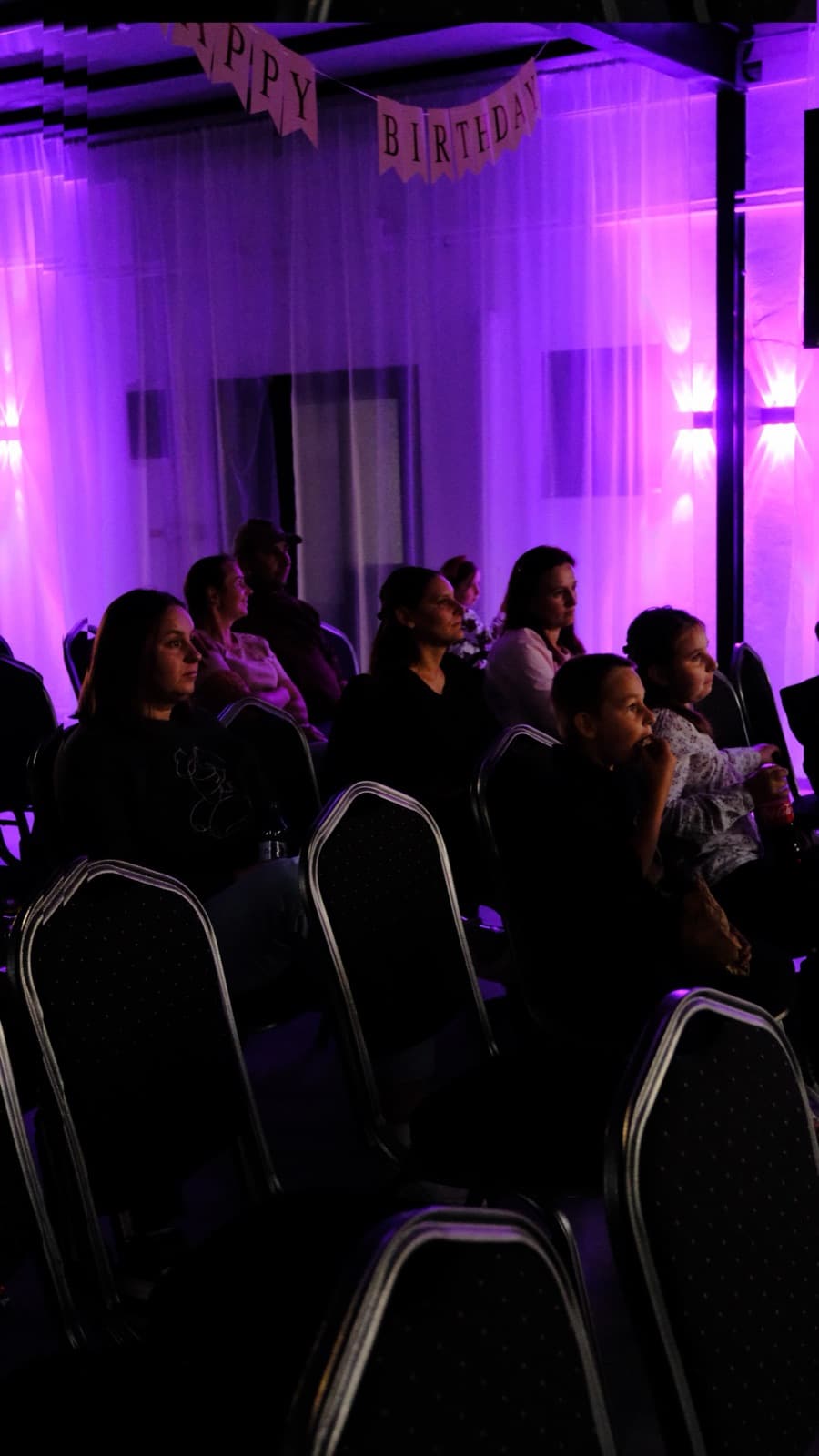 Spectatori în lumina violet