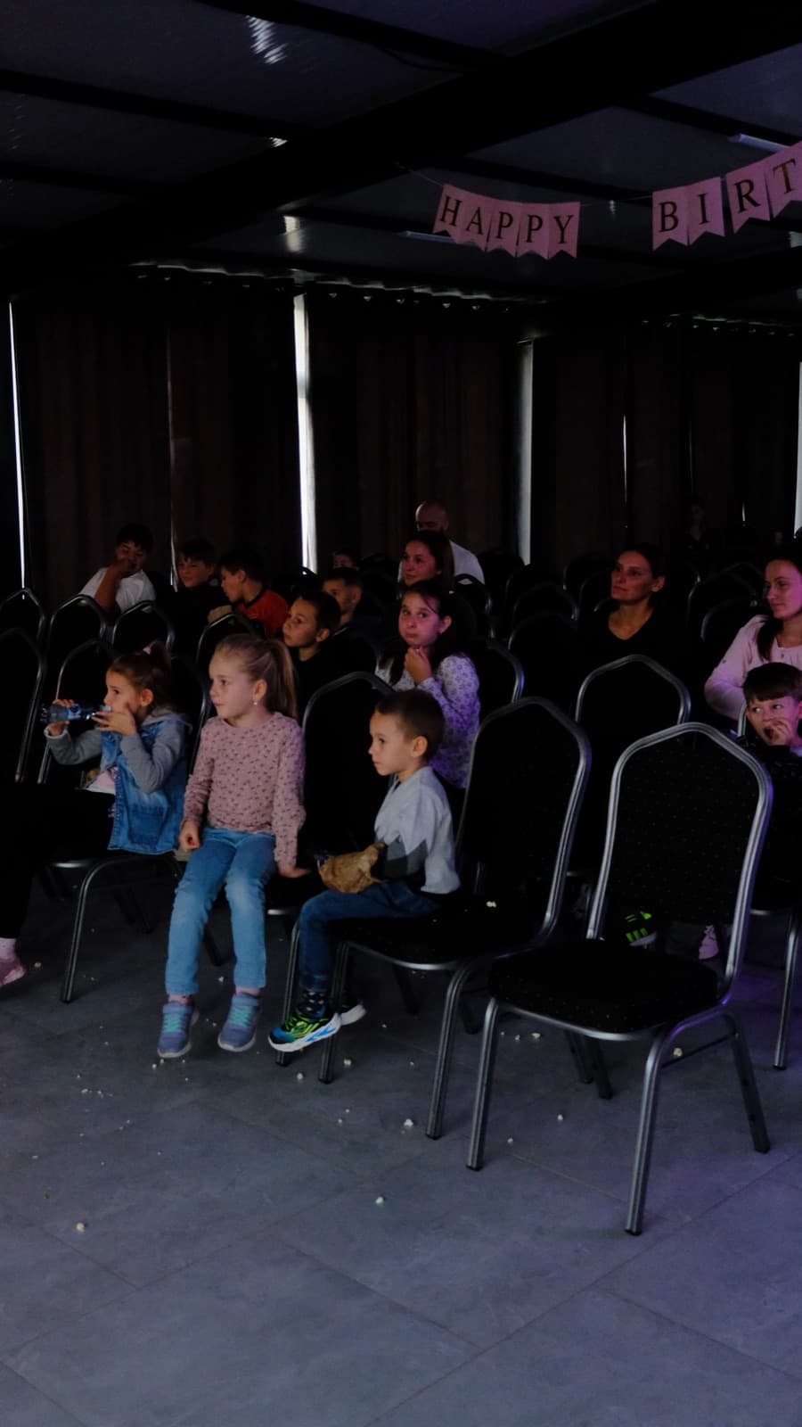 Copii în spatele sălii