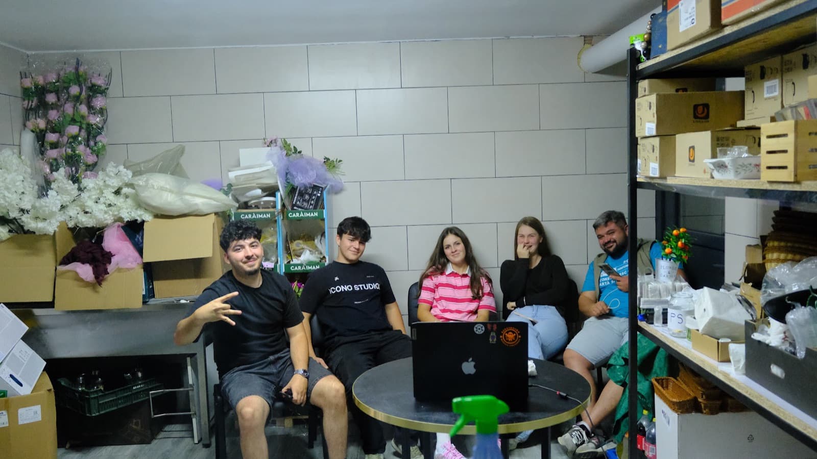 Un grup de tineri pe canapea