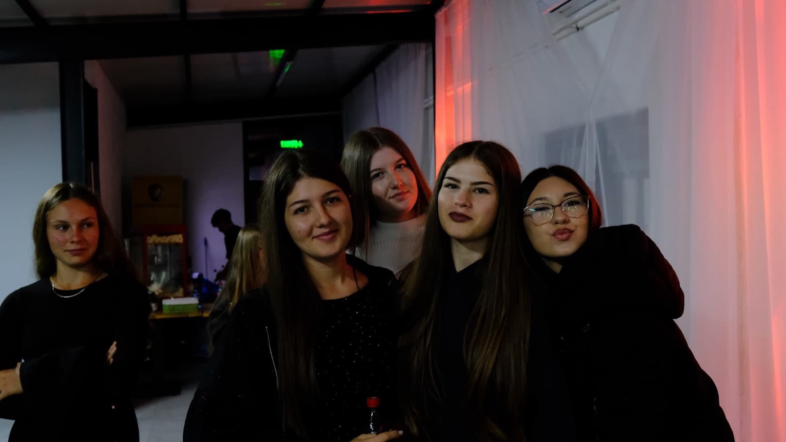 Un grup de tinere în lumina colorată