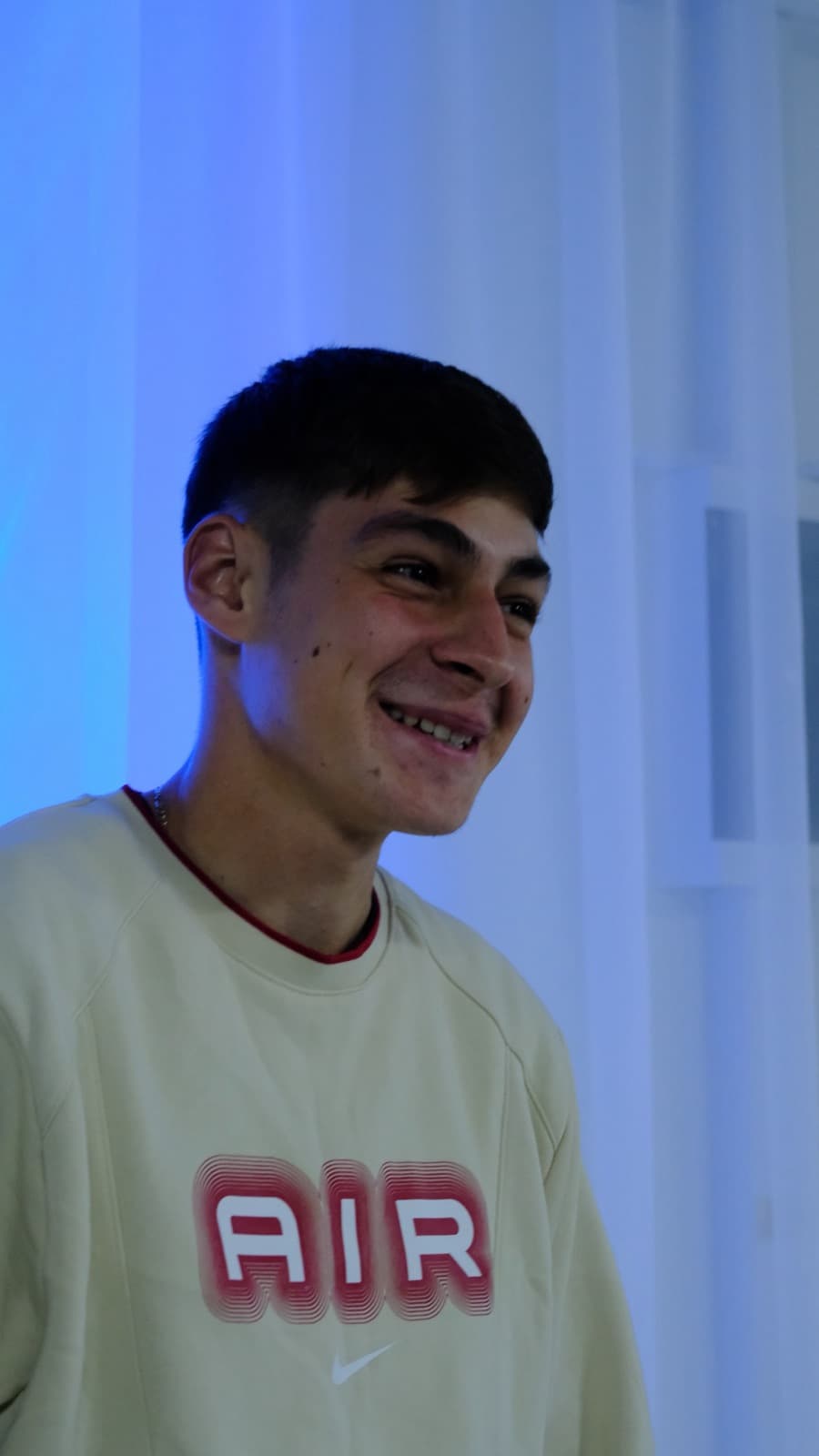 Un tânăr zâmbind