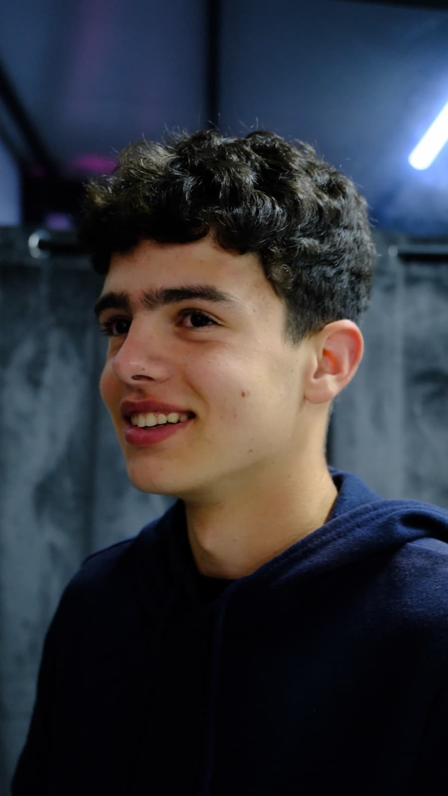 Un tânăr cu părul cârlionțat