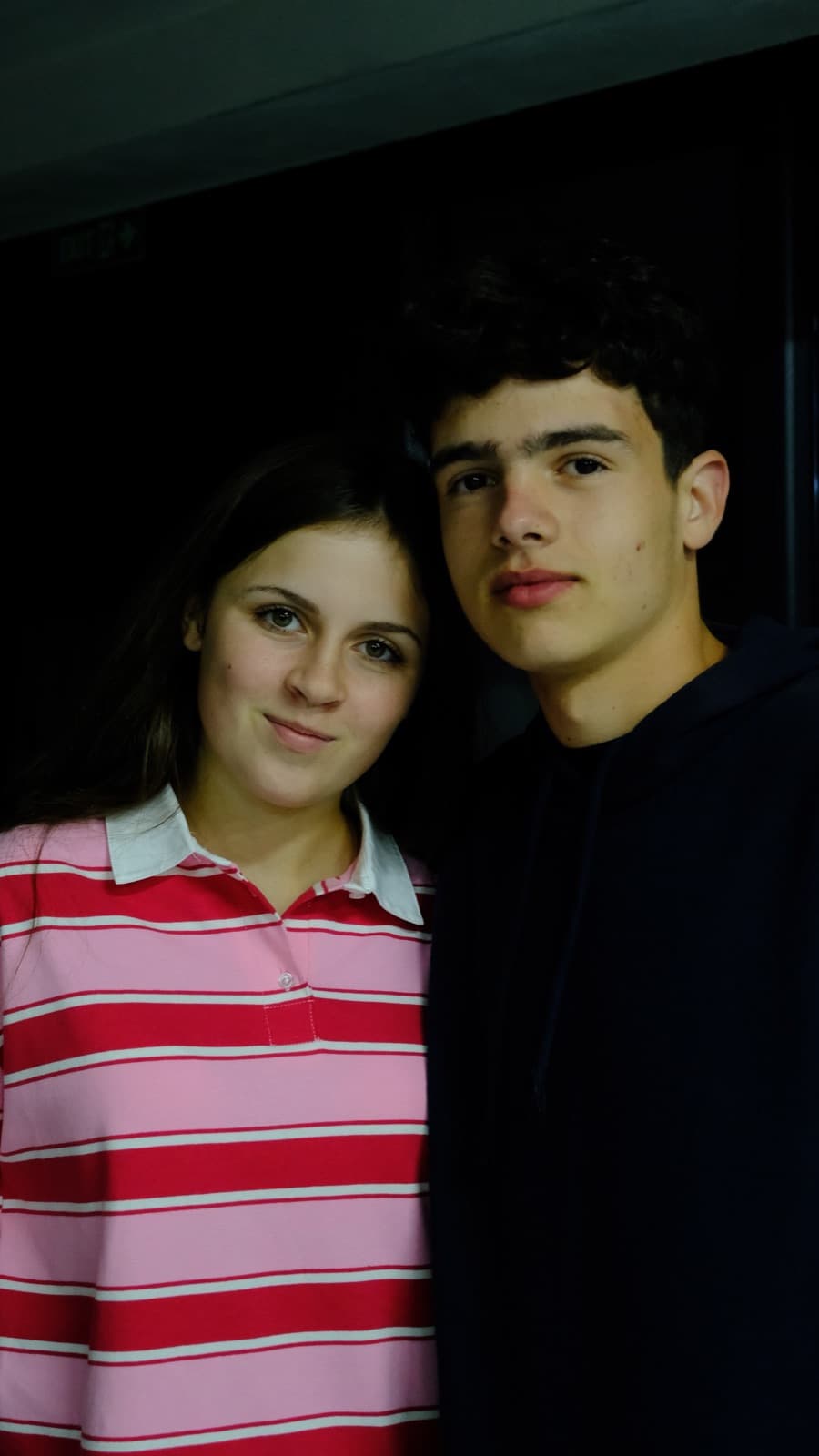 Doi tineri, ea în tricou cu dungi
