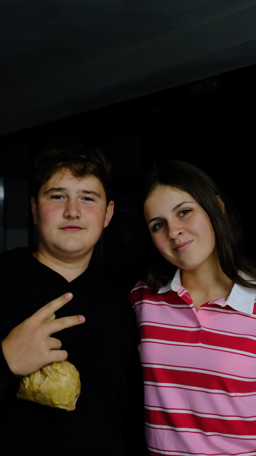 Doi prieteni făcând poze