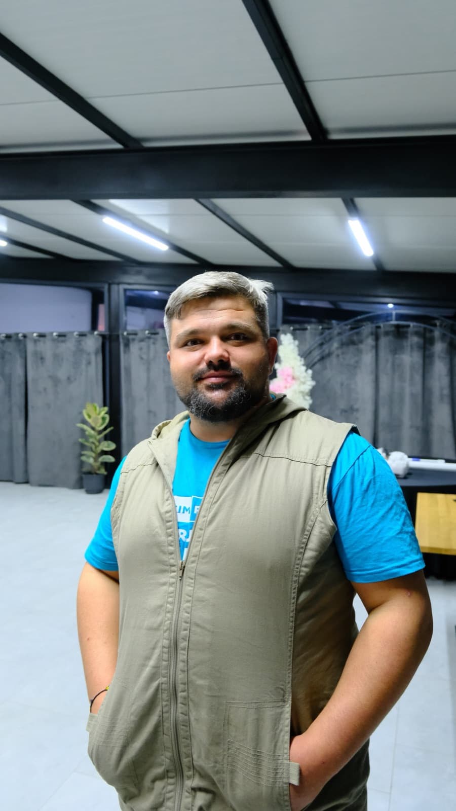 Un participant în vestă, în sală