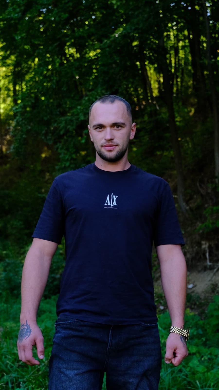Tânăr în tricou bleumarin