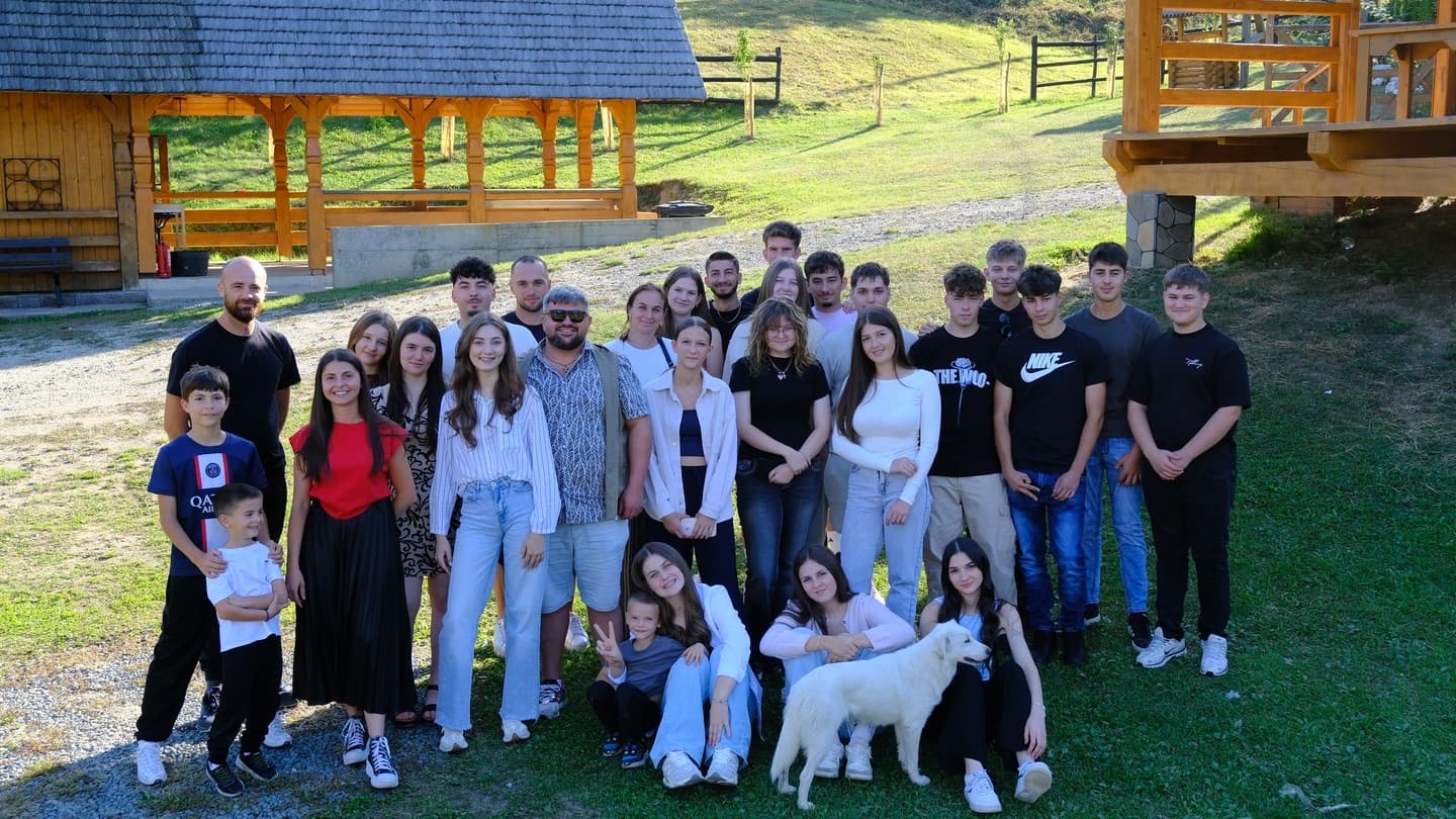 Fotografia de grup cu tinerii de la întâlnire