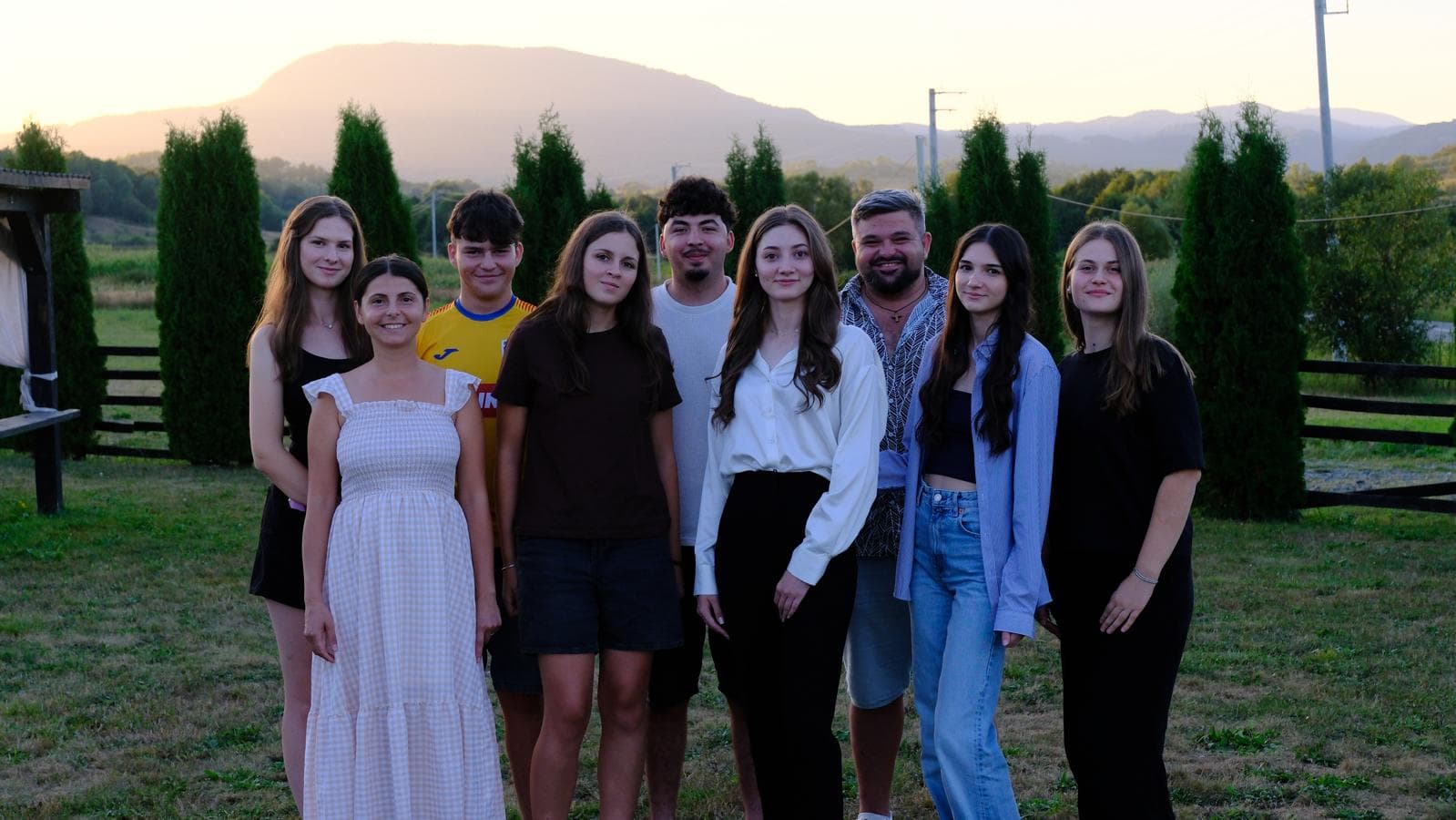 Grupul de inițiativă la apus, cu Șatra lui Pintea în spate
